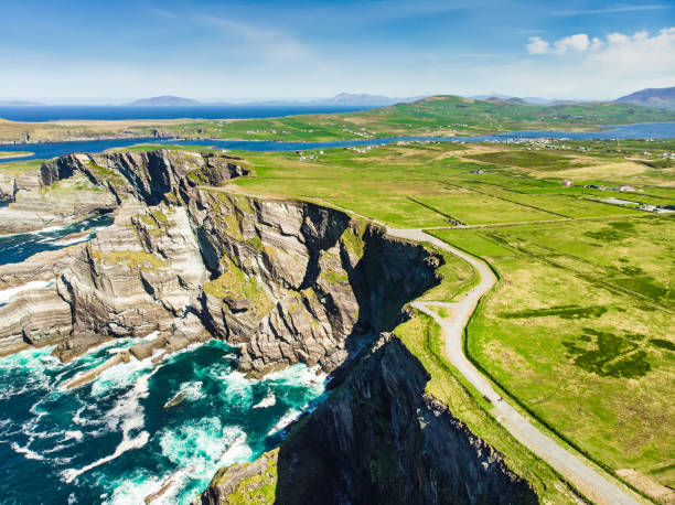 increíble ola azotó kerry cliffs, los acantilados más espectaculares del condado de kerry, irlanda. atracciones turísticas en la famosa ruta del anillo de kerry. - condado de kerry fotografías e imágenes de stock