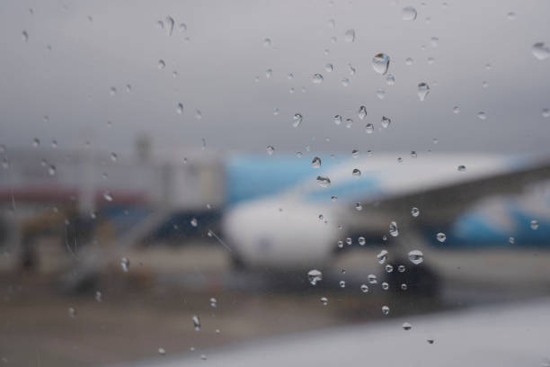 비행기 창 유리에 빗방울 - runway airport rain wet 뉴스 사진 이미지