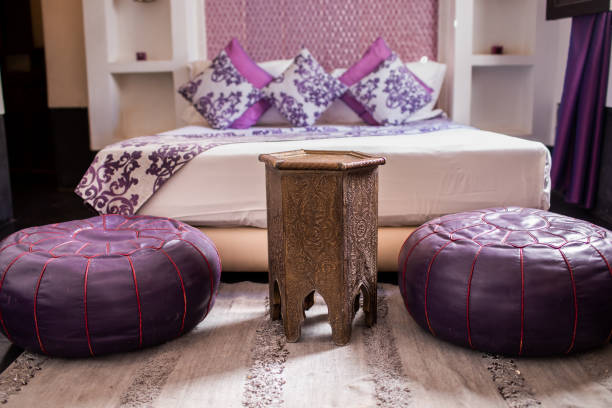 conception intérieure d'une chambre d'hôtel dans un style marocain traditionnel. belle vue intérieure de chambre de luxe décorée avec des motifs arabes. - bedding cushion purple pillow photos et images de collection