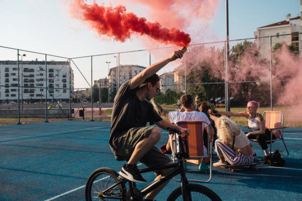 prost zu unserer freundschaft! - skateboard court stock-fotos und bilder