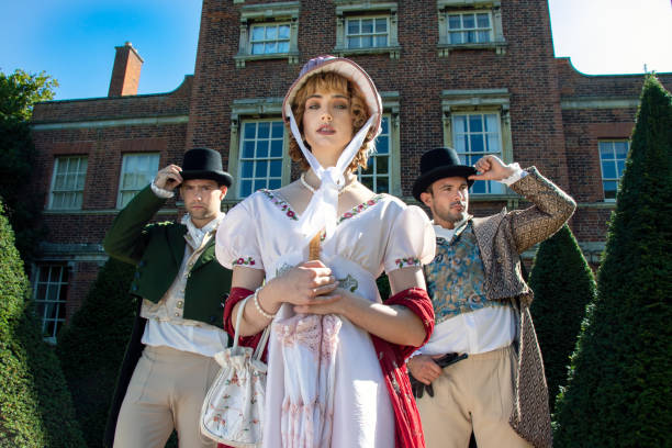 guapo trío de hombres y una mujer vestida con ropa vintage, de pie frente a casa señorial - downtoun fotografías e imágenes de stock