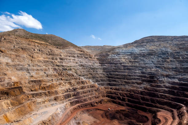 grande mina aberta do minério de ferro do corte - iron mining - fotografias e filmes do acervo