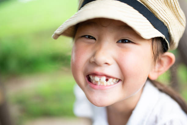 ребенку зубов не хватает улыбки - toothless smile фотографии стоковые фото и изображения