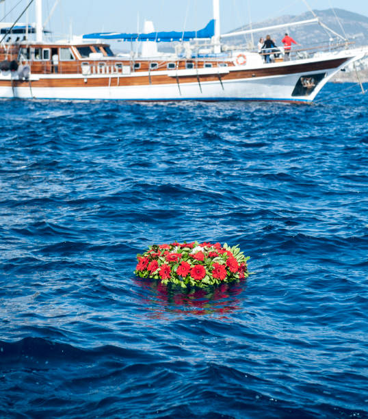 coronas conmemorativas frente al yate en el mar - wreck recreational boat nature mode of transport fotografías e imágenes de stock