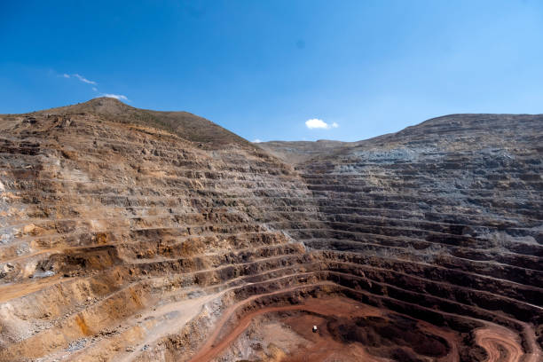 grande miniera di minerale di ferro a taglio aperto - iron mining foto e immagini stock