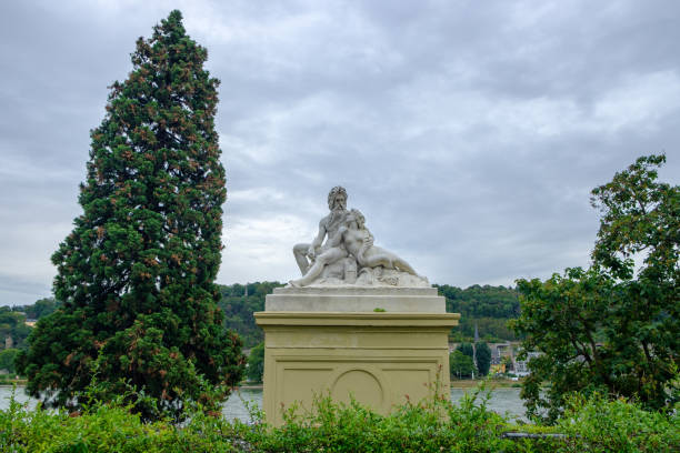 scultura padre reno e madre mosella sul fiume reno (reno) al palazzo elettorale di coblenza, germania - electoral palace foto e immagini stock