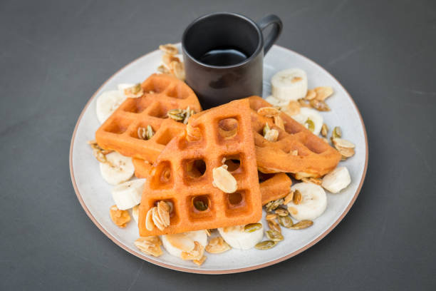 tasty waffles with bananas - 6206 imagens e fotografias de stock