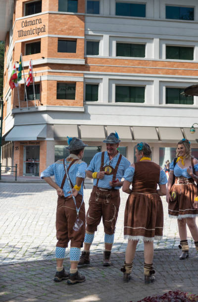 oktoberfest-blumenau, santa catarina-brasilien - german culture oktoberfest dancing lederhosen stock-fotos und bilder