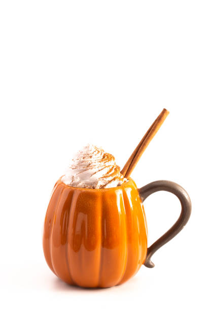 latte d'épice de citrouille d'isolement sur un fond blanc - latté pumpkin spice coffee photos et images de collection