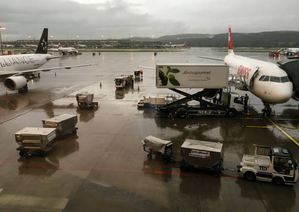 취리히 공항에서 비가 오는 동안 여객기 를 적재 - runway airport rain wet 뉴스 사진 이미지
