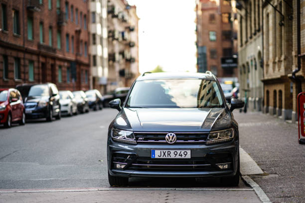 vista frontale di volkswagen tiguan, che parcheggiò sulla strada del centro di göteborg - volkswagen tiguan foto e immagini stock