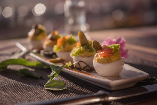 huevos endiablados con caviar - deviled fotografías e imágenes de stock