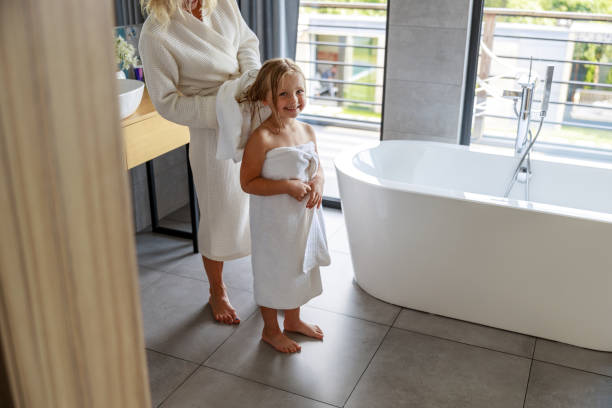 istock Mother using towel for wet hair daughter 1171385202