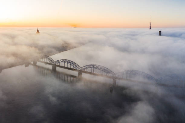 most kolejowy w rydze, łotwa - daugava river zdjęcia i obrazy z banku zdjęć