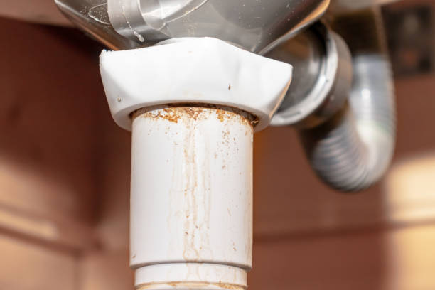 hydraulic siphon pipes and water drain under the kitchen sink - sink drain plumber domestic kitchen imagens e fotografias de stock