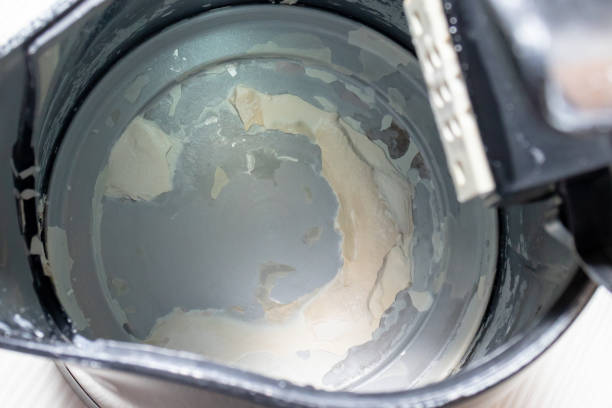 라임 스케일, 부엌에서 오래 된 주전자에 라임 규모. 탄산 칼슘의 흰색, 백악백 잔류물. 경수로 인한 가전 제품 수리 - residue 뉴스 사진 이미지