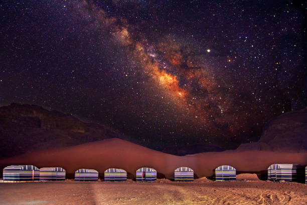 ein camp in wadi rum wüste in der nacht mit milchstraße, jordanien. - flussbett stock-fotos und bilder