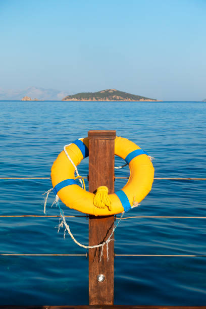 спасение желтого круга на пирсе для безопасности. - ring buoy стоковые фото и изображения