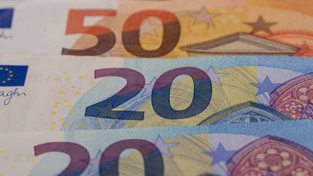 50- und 20-euro-banknotengeld (eur), währung der europäischen union - currency euro symbol european union currency calculator stock-fotos und bilder