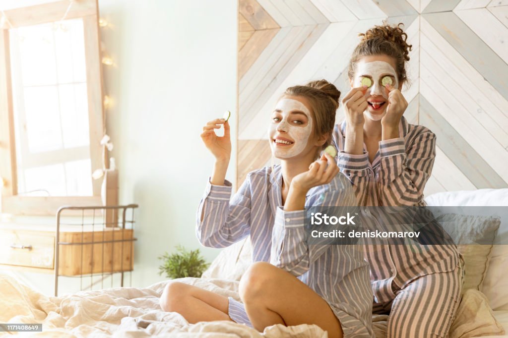 Dos chicas amigas bonitas que tienen el día del spa - Foto de stock de Amistad libre de derechos