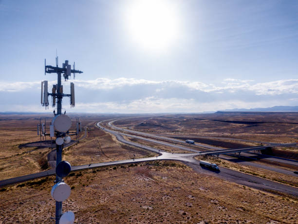 torre repetidor celular en un desierto, disparo aéreo en el verano - moody sky audio fotografías e imágenes de stock