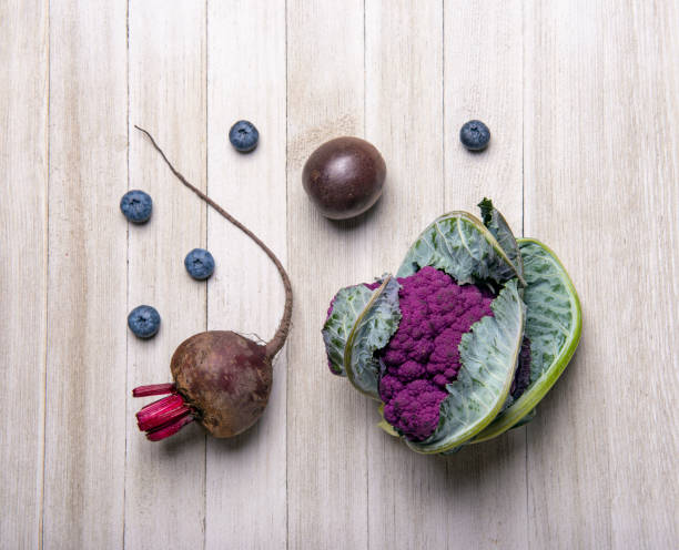 fruits et légumes pourpres au-dessus du fond en bois - purple cauliflower photos et images de collection
