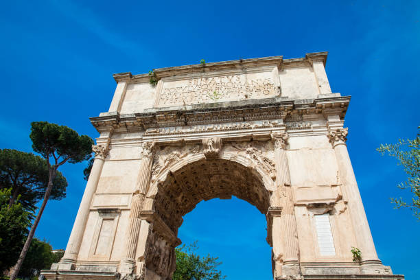 арка тита, расположенная на холме велян в риме - arch of titus стоковые фото и изображения