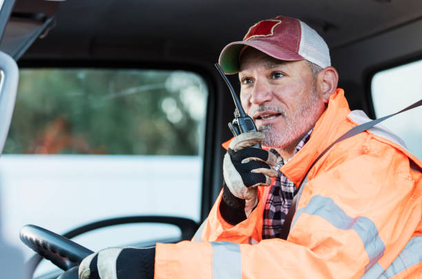 homme hispanique conduisant un camion - seat belt audio photos et images de collection