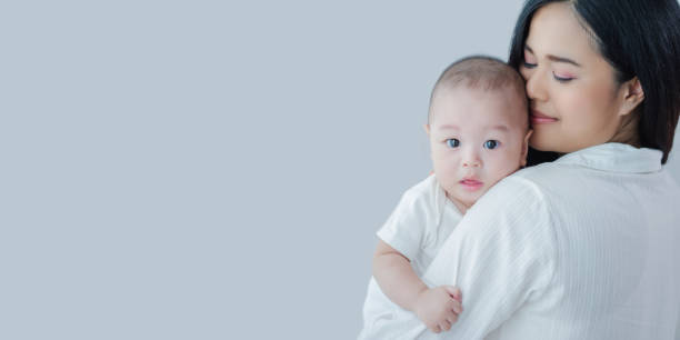 atrakcyjny portret azjatyckiej matki niosącej chłopca z panoramicznym banerem z kopiujem przestrzeni, szczęśliwą azjatycką rodzinną opieką zdrowotną miłość wraz z koncepcją dnia matki - baby newborn chinese ethnicity asian ethnicity zdjęcia i obrazy z banku zdjęć
