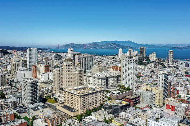 veduta aerea di nob hill e golden gate bridge - nob hill foto e immagini stock