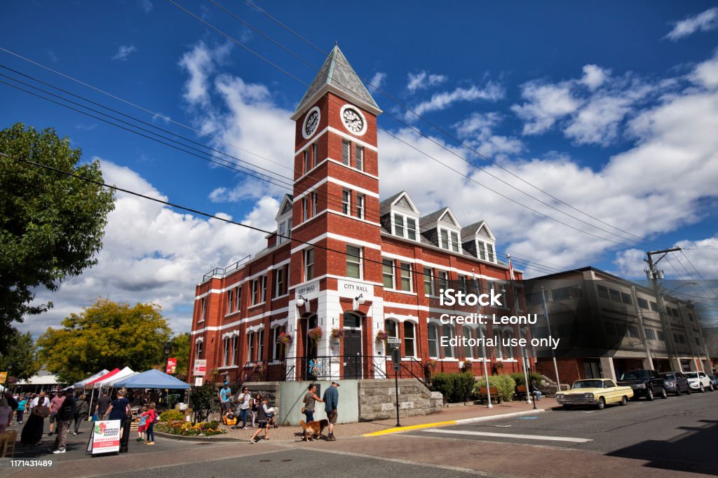City Hall, Duncan, BC, Canada August 24, 2019 Duncan, British Columbia, Canada: Farmer's Market outside of City Hall on a sunny afternoon. Duncan - British Columbia Stock Photo