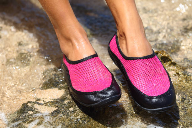 zapatos de agua / zapato de baño en neopreno rosa - beach coral close up water fotografías e imágenes de stock