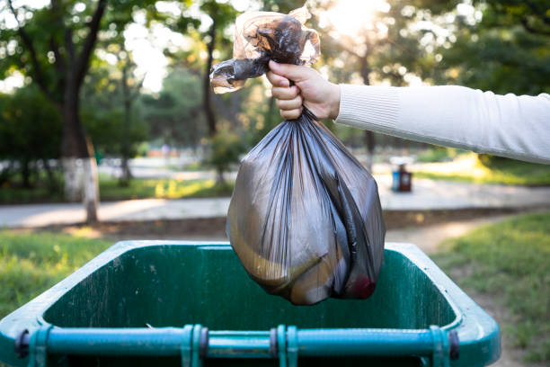 getta il sacchetto della spazzatura nel bidone della spazzatura - garbage bag garbage bag food foto e immagini stock