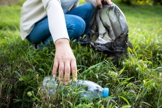 istock Pick up the plastic bottle 1171441264