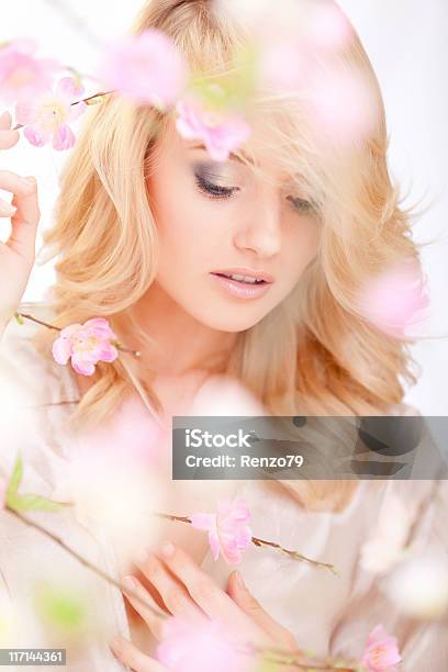 Bella Donna Con Fiori Di Primavera - Fotografie stock e altre immagini di Adulto - Adulto, Beautiful Woman, Bellezza