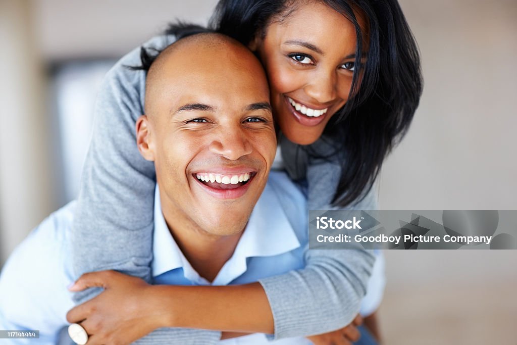 Joven pareja disfrutando de piggyback ride - Foto de stock de 20 a 29 años libre de derechos