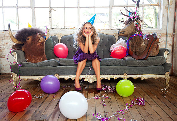 Fiesta de los animales y bella mujer joven - foto de stock