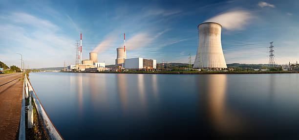 centrale nucléaire longue exposition - tihange photos et images de collection