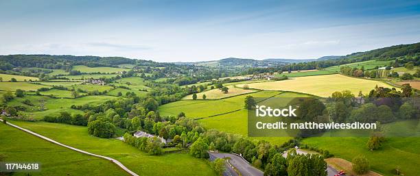 Idyllic Rural Aerial View Cotswolds Uk 照片檔及更多 地勢景觀 照片 - 地勢景觀, 田園風光, 田地