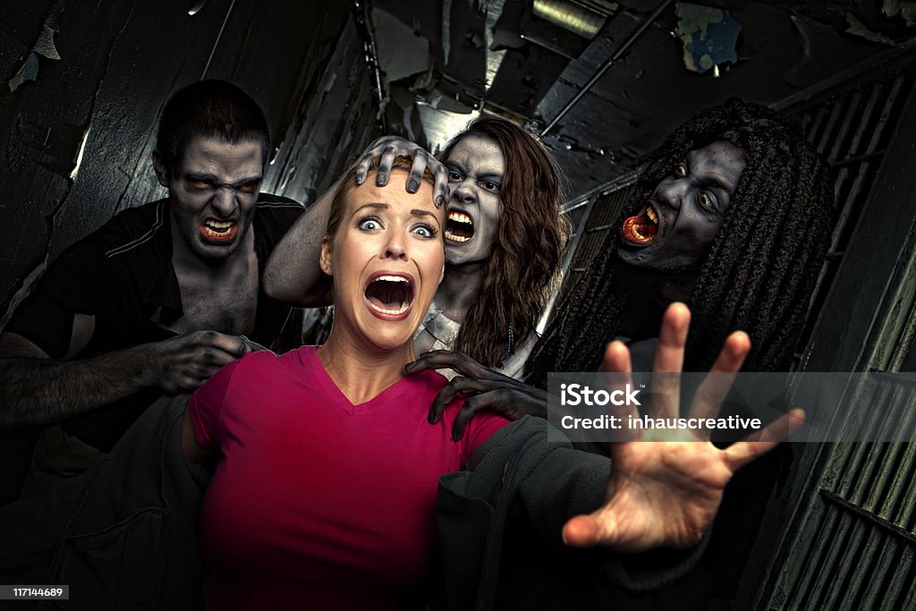 Foto reale della vittima ha difficoltà a partire da Zombie - Foto stock royalty-free di Halloween