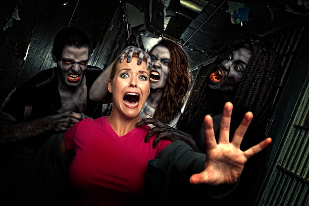 foto reale della vittima ha difficoltà a partire da zombie - women screaming surprise fear foto e immagini stock