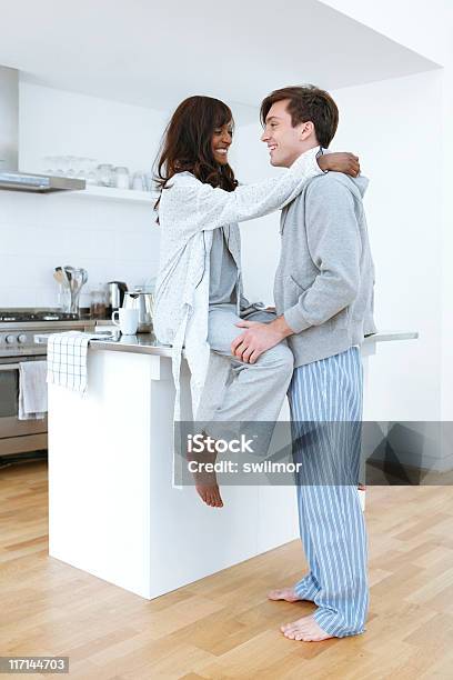 Photo libre de droit de Jeune Couple Dans La Cuisine Avec Pyjama banque d'images et plus d'images libres de droit de Adulte - Adulte, Affectueux, Afro-américain