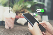 frauen-hand-mit-smartphone-eingeben-im-c