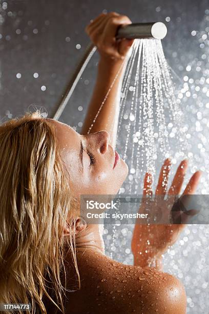 Photo libre de droit de Femme Prenant Une Douche banque d'images et plus d'images libres de droit de Douche - Douche, Beauté, Prise de vue en intérieur