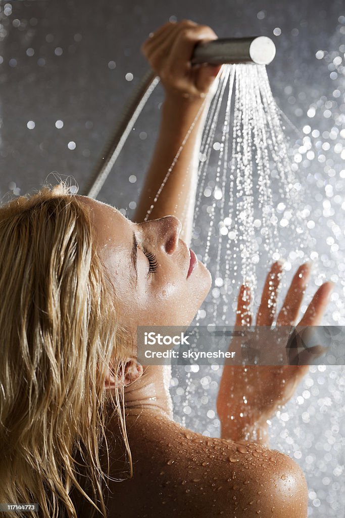 Kobieta biorąc prysznic. - Zbiór zdjęć royalty-free (Prysznic)