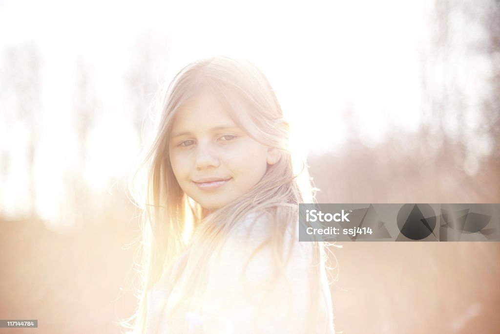 Hazy retroiluminado imagen de una chica joven - Foto de stock de Aire libre libre de derechos