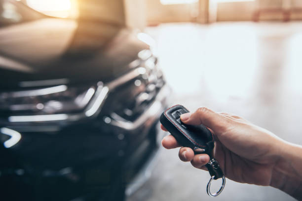 las prensas de mano desbloquean el mando a distancia del coche. - alquiler de coche fotografías e imágenes de stock