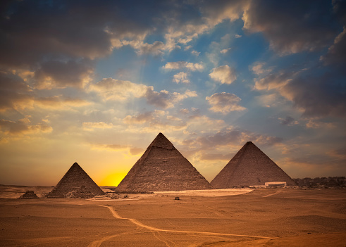 Las Pirámides de Giza, en puesta photo