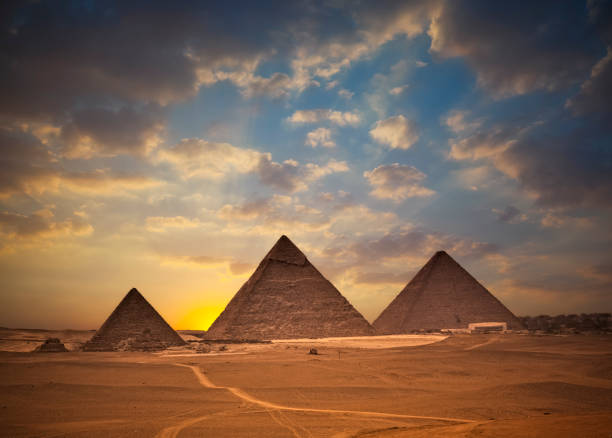 las pirámides de giza, en puesta - egypt fotografías e imágenes de stock