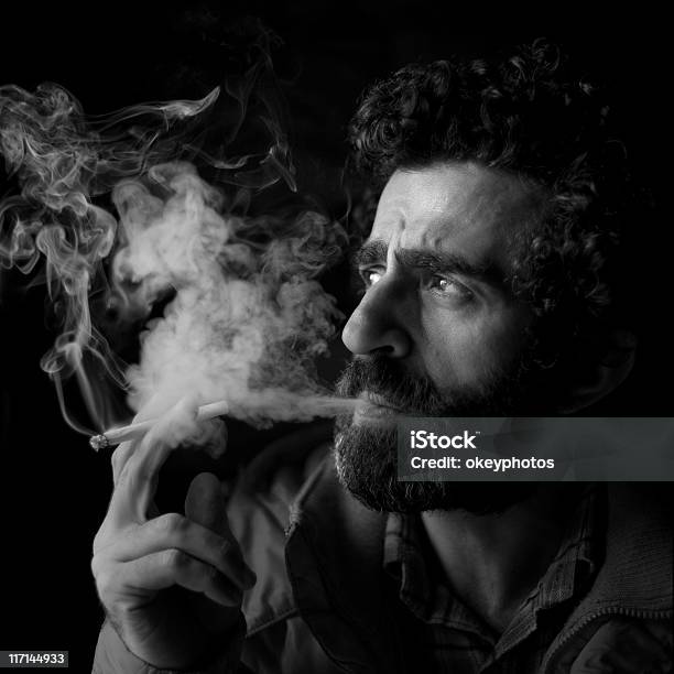 男性喫煙タバコ - 1人のストックフォトや画像を多数ご用意 - 1人, あごヒゲ, クローズアップ